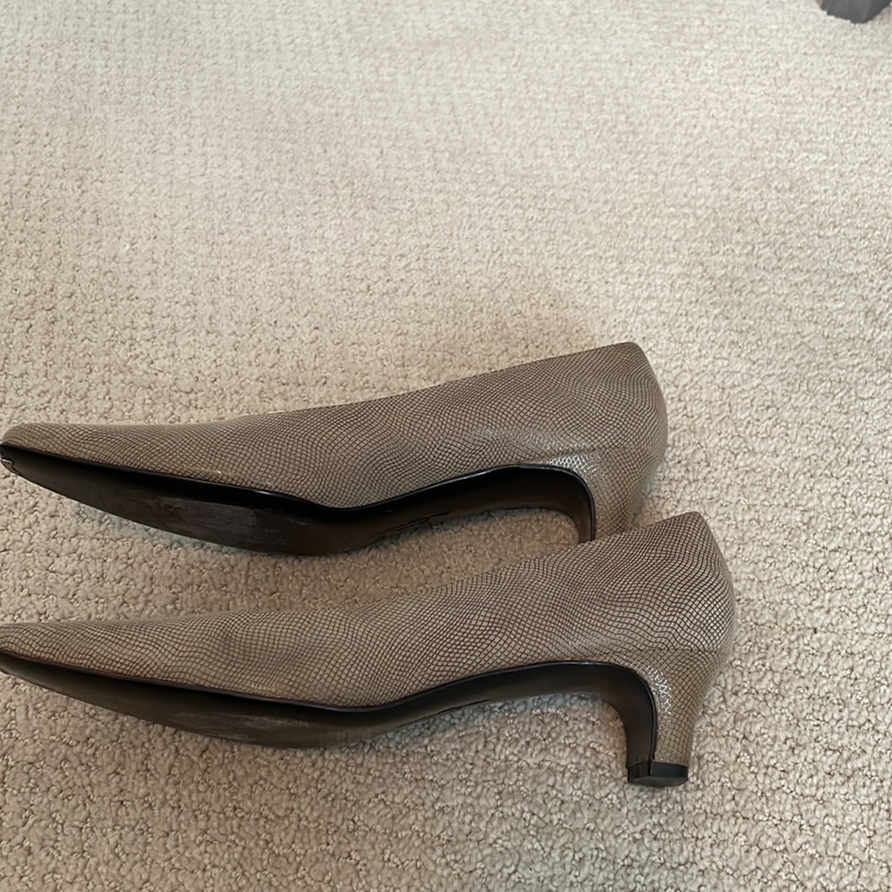 Salvatore Ferragamo pumps in embossed taupe leather.Sz 8AAAA in good condition - Picture 4 of 6